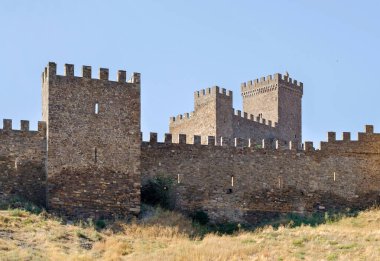 Ceneviz Kalesi 'nin kulelerine bakın.