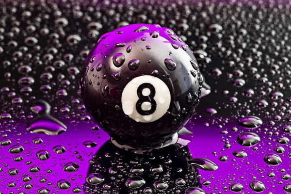Otto palla piscina con gocce d'acqua su uno sfondo nero con una luce viola — Foto Stock
