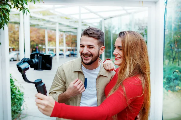 Mutlu çocuk ve kız sokakta selfie çekiyor, yaşam tarzı konsepti.