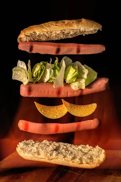 Ateşli arka planda fast food sosislisi