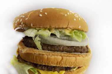 düz hamburger yakın, peyzaj formatında, beyaz arkaplanda