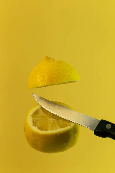 Citron Jaune Tranché Avec Couteau Sur Fond Jaune — Photo