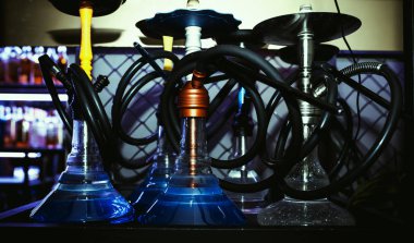 Diskoda üç mavi kız kardeş, sigara konsepti.