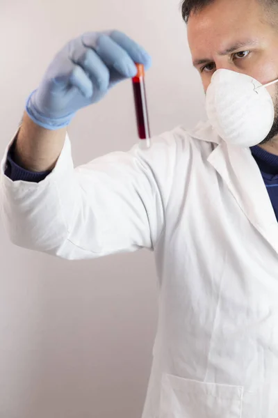 Doktor olası bir koronavirüs testi için endişeli.
