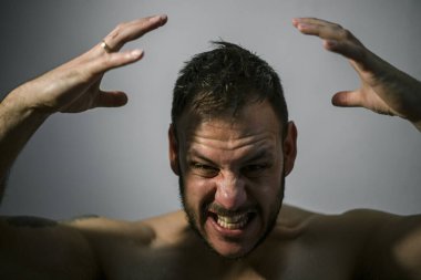 Beyaz arka planda stresli ve deli bir adam