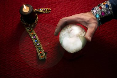 El, geleceği tahmin etmek için esrarengiz top kullanıyor.