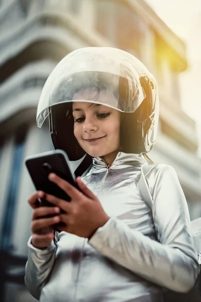 Teknoloji konsepti, geleceğin akıllı telefon kızı.