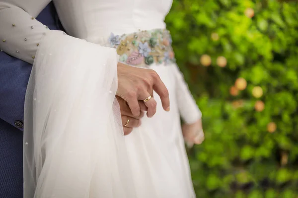 Gelin ve damadın parktaki nikah yüzüğünün ayrıntıları.