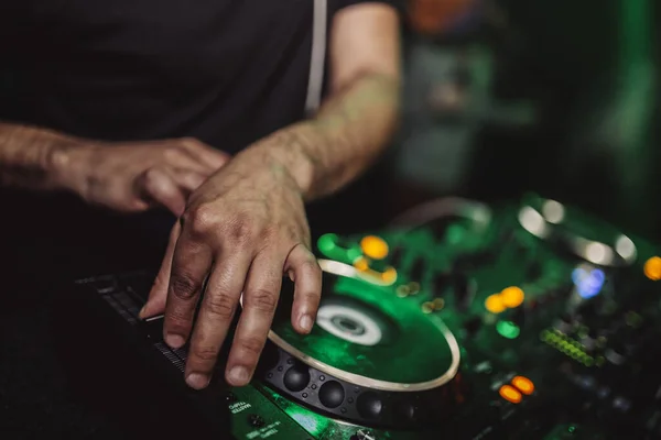 DJ elleri gece kulübünde mikser çalıyor.