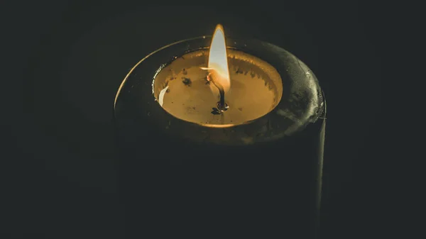 Черная Свеча Зажженная Черном Фоне Эзотерическая Концепция — стоковое фото