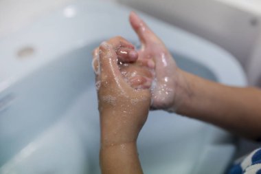 Bulaşıcı hastalıkları önlemek için köpüklü el temizleme jeli.