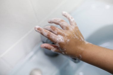 Coronavirüsü önlemek için dezenfektan köpüklü el detayı