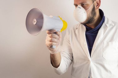 Doktor kıyafeti giymiş megafonlu bir adam.