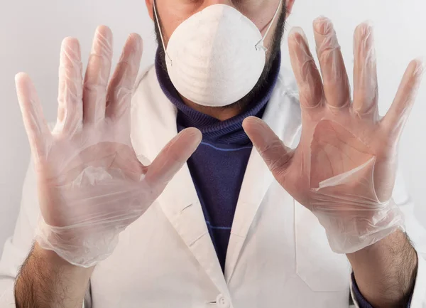 Doktor kırık eldiven ve koronavirüs protestosu gösteriyor.