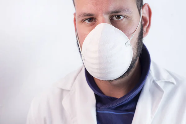Maskeli bir doktorun portresi.