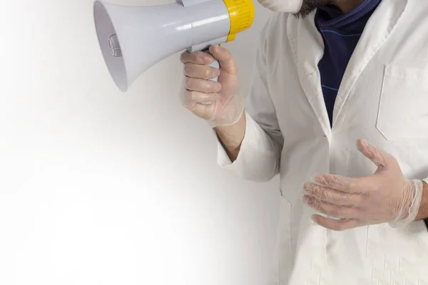 Doktor megafonla alarm durumunu yayınlıyor.