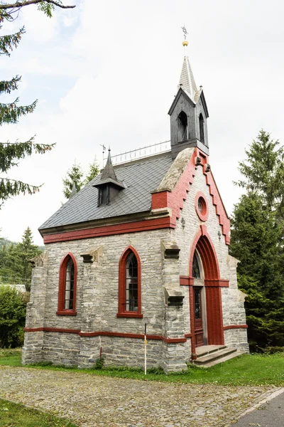 Mały kamień wiejskiego Kościoła w początki kolory jesieni. — Zdjęcie stockowe
