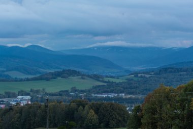 Dağlardaki yaz manzarası ve bulutlu koyu mavi gökyüzü.