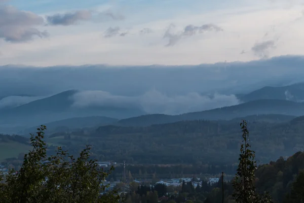 Paysage estival en montagne et ciel bleu foncé avec nuages — Photo