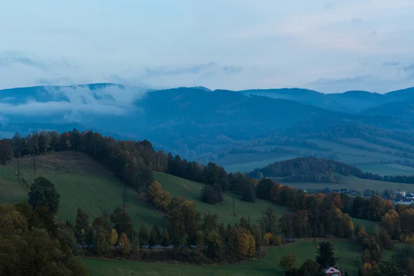 Paesaggio estivo in montagna e il cielo blu scuro con le nuvole — Foto Stock