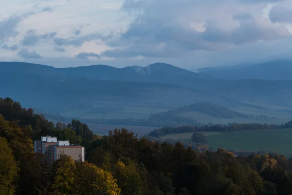 Fenomeno meteorologico estivo. Paesaggio stagionale con nebbia mattutina a valle. Nuvole valle inzuppata sotto il livello della montagna — Foto Stock