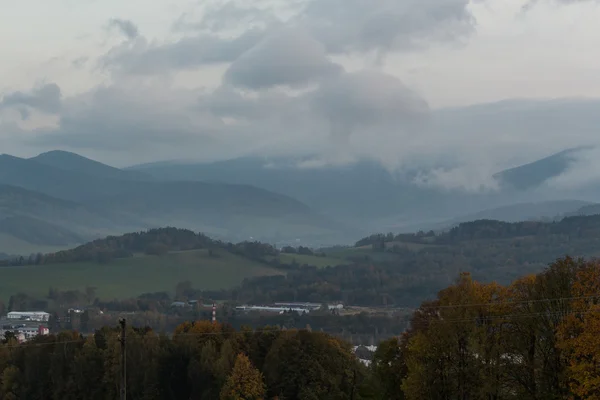 Paesaggio estivo in montagna e il cielo blu scuro con le nuvole — Foto Stock