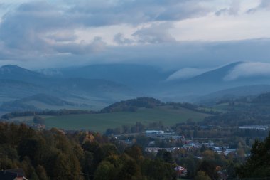 Dağlardaki yaz manzarası ve bulutlu koyu mavi gökyüzü.