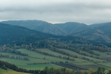 Dağlardaki yaz manzarası ve bulutlu koyu mavi gökyüzü.