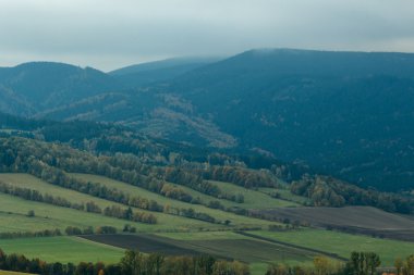 Dağlardaki yaz manzarası ve bulutlu koyu mavi gökyüzü.