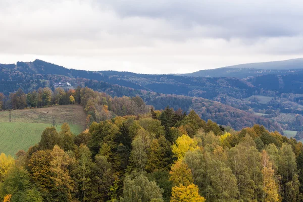 Sezónní krajina s ranní mlha v údolí. Mraky zalité údolí pod úrovní hor — Stock fotografie