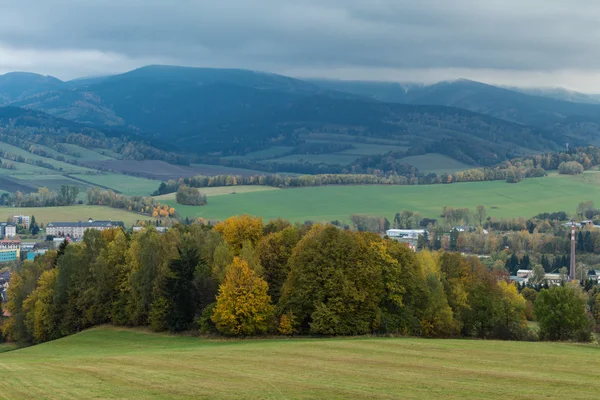 Paisagem montesa no início do outono — Fotografia de Stock