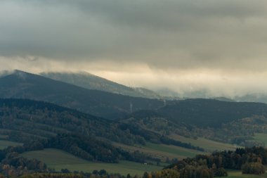 Dağlardaki yaz manzarası ve bulutlu koyu mavi gökyüzü.
