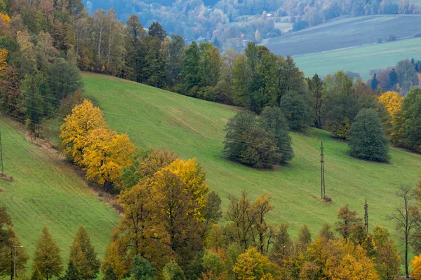 Sezonowe krajobraz z porannej mgle w dolinie. Zalane doliny chmur poniżej poziomu gór — Zdjęcie stockowe