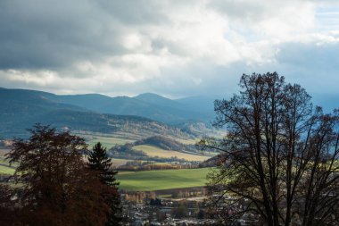 Yaz Peyzaj ve koyu mavi gökyüzü bulutlu Dağları