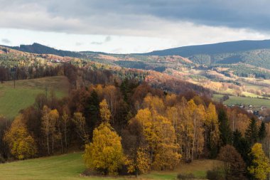 Yaz Peyzaj ve koyu mavi gökyüzü bulutlu Dağları