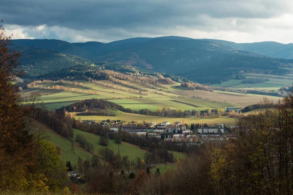 Paisagem de verão e o céu azul escuro com nuvens nas montanhas — Fotografia de Stock