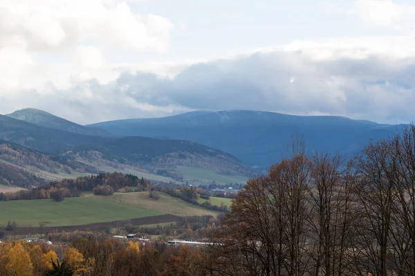 Paisagem de verão e o céu azul escuro com nuvens nas montanhas — Fotografia de Stock