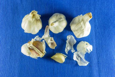 Üzerinde mavi arka plan izole taze sarımsak