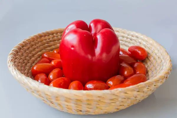 Tomates frescos con pimentón rojo en una canasta — Foto de Stock