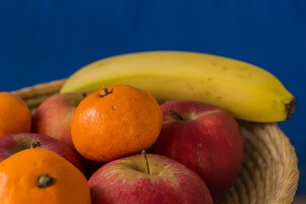 Cesta de madeira cheia de frutas saudáveis e frescas — Fotografia de Stock