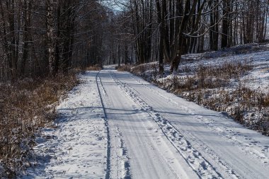 Dağlarda kış yolu