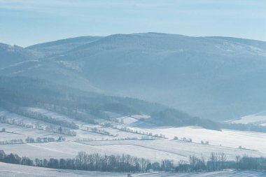 Dağlarda Günbatımı ile güzel kış peyzaj.