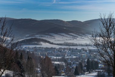 Dağlardaki güzel kış manzarası.