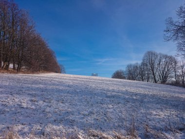 Manzara mavi gökyüzü ile kar çayır