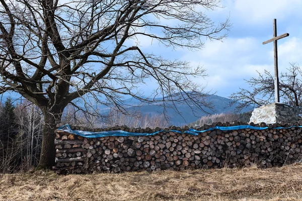 Vue du bois composé et de la croix chrétienne dans un paysage de montagne — Photo