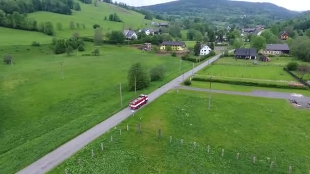 Prachtige luchtfoto schot over weelderige groene velden en weiden op het platteland — Stockvideo