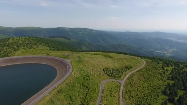 Vue aérienne du magnifique lac dans le parc national des montagnes . — Video