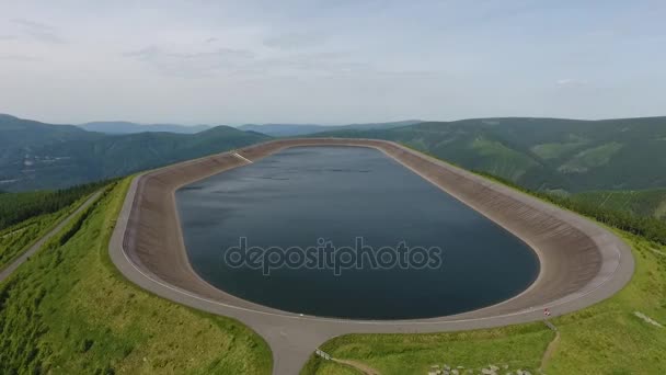 Letecký pohled na krásné jezero v Krkonošském národním parku. — Stock video
