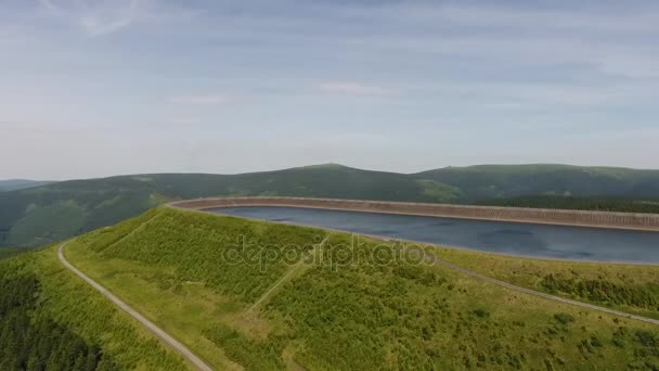 Vista aérea del hermoso lago en el parque nacional de las montañas . — Vídeo de stock