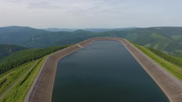 Vista aérea del hermoso lago en el parque nacional de las montañas . — Vídeos de Stock